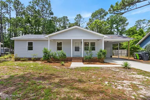 225 E 11th St #E, Southport, NC 28461
