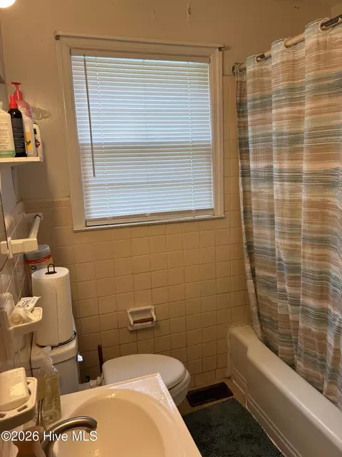 Bath - 228 NE Memory Dr, Augusta, GA 30906 photo 5 of 5