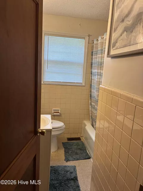 Bath - 228 NE Memory Dr, Augusta, GA 30906 photo 3 of 5