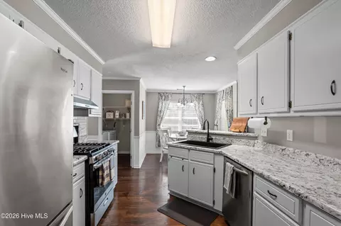 Kitchen - 2015 Clarkston Dr, Augusta, GA 30909 photo 4 of 5