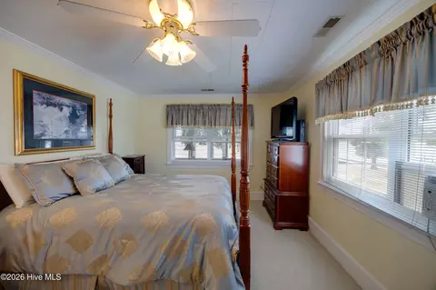 Bedroom - 22 Oak Point Rd, Chocowinity, NC 27817 photo 2 of 4