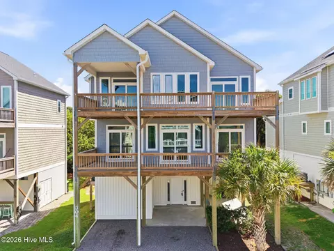 304 Oceanaire Ln, Surf City, NC 28445