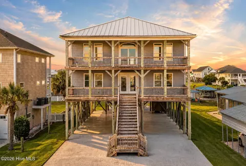 9091 W 9th St, Surf City, NC 28445