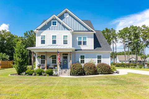 699 Crown Pointe Dr, Hampstead, NC 28443