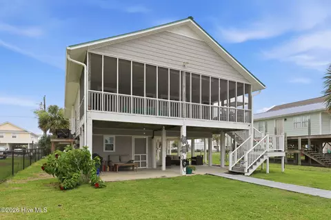 1023 1st St, Surf City, NC 28445