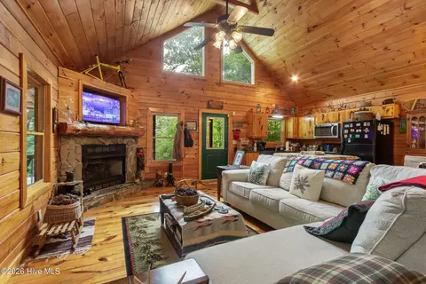 Living - 310 Ringtail Run, Murphy, NC 28906 photo 3 of 4