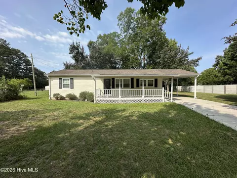 17120 Barnes Dr, Laurinburg, NC 28352