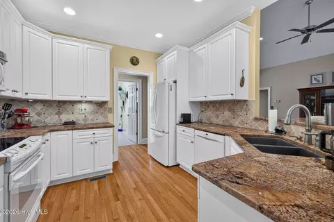 Kitchen - 109 Currant Ln, Hampstead, NC 28443 photo 3 of 3