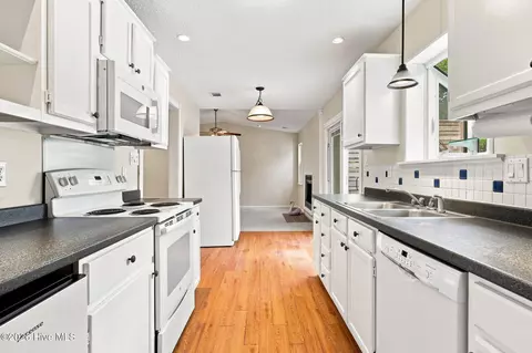 Kitchen - 119 E Ivybridge Dr, Hubert, NC 28539 photo 6 of 6