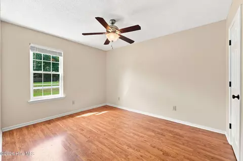Bedroom - 119 E Ivybridge Dr, Hubert, NC 28539 photo 4 of 10
