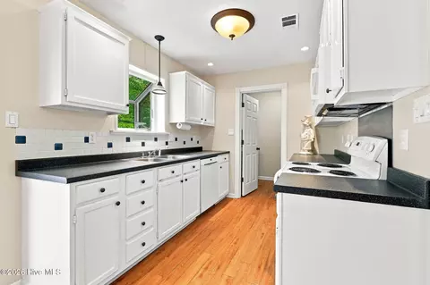 Kitchen - 119 E Ivybridge Dr, Hubert, NC 28539 photo 1 of 6