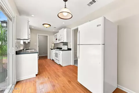 Kitchen - 119 E Ivybridge Dr, Hubert, NC 28539 photo 4 of 6
