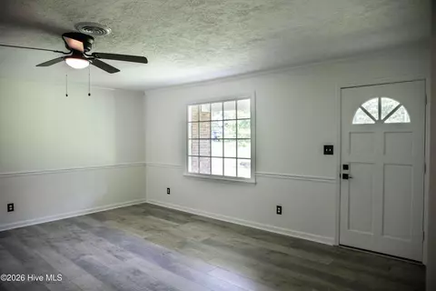 Living - 968 Boneville Rd, Thomson, GA 30824 photo 2 of 9