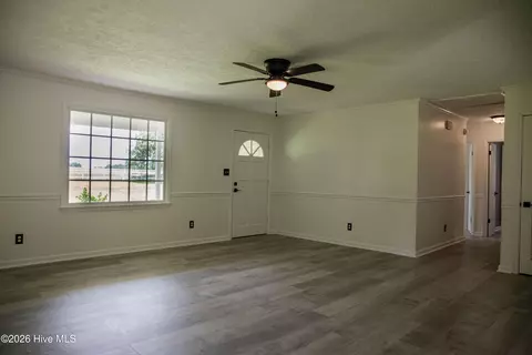 Living - 968 Boneville Rd, Thomson, GA 30824 photo 3 of 9