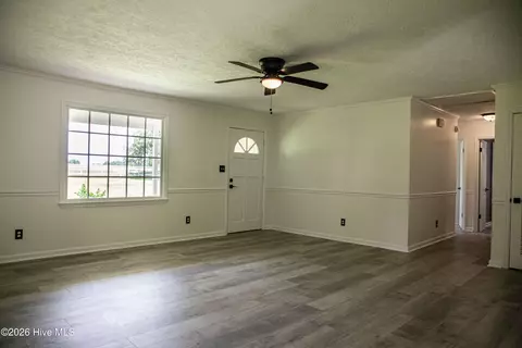 Living - 968 Boneville Rd, Thomson, GA 30824 photo 4 of 9