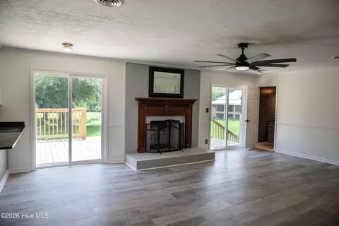 Living - 968 Boneville Rd, Thomson, GA 30824 photo 6 of 9
