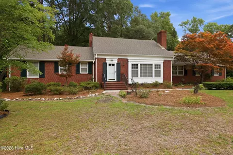 202 Greenbriar Dr, Greenville, NC 27834