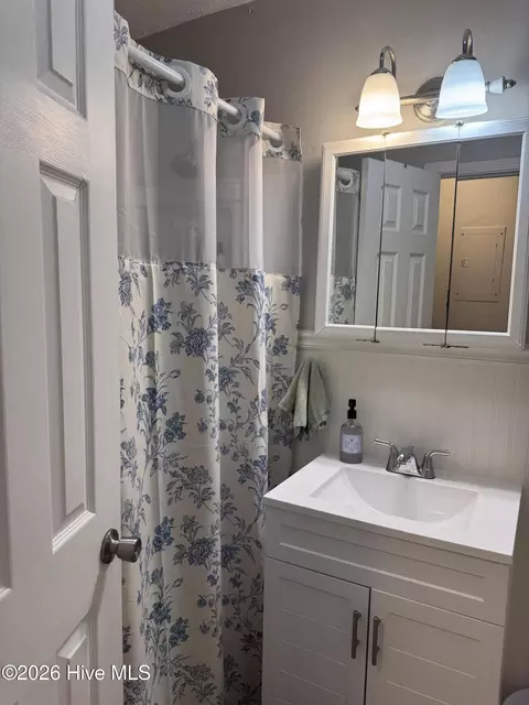 Bath - 201 Shaw Rd, Hamlet, NC 28345 photo 2 of 3