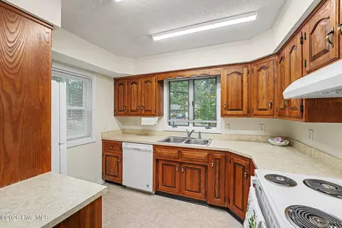 Kitchen - 1555 Longleaf Dr E, Pinehurst, NC 28374 photo 3 of 4