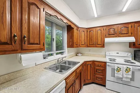 Kitchen - 1555 Longleaf Dr E, Pinehurst, NC 28374 photo 2 of 4