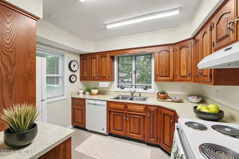 Kitchen - 1555 Longleaf Dr E, Pinehurst, NC 28374 photo 4 of 4