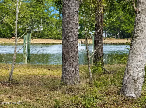 5902 Gondolier Dr, New Bern, NC 28560