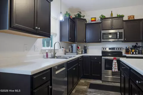 Kitchen - 405 Silverstone Pl, Hubert, NC 28539 photo 4 of 6