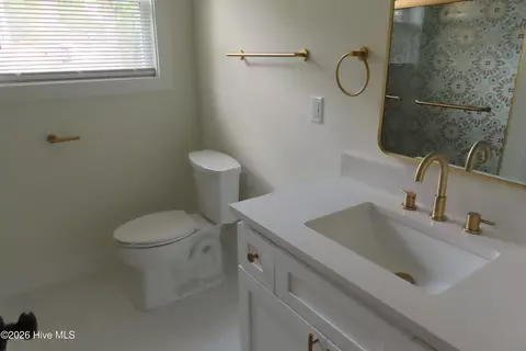 Bath - 237 E Vineland Rd, Augusta, GA 30904 photo 2 of 6