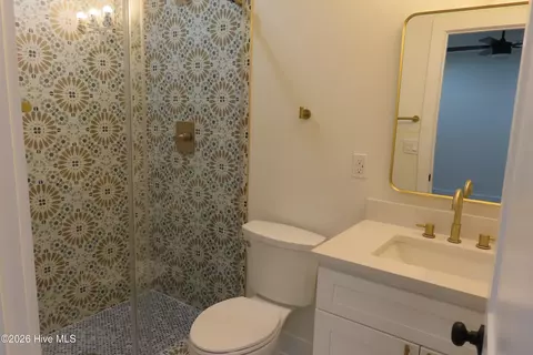 Bath - 237 E Vineland Rd, Augusta, GA 30904 photo 5 of 6
