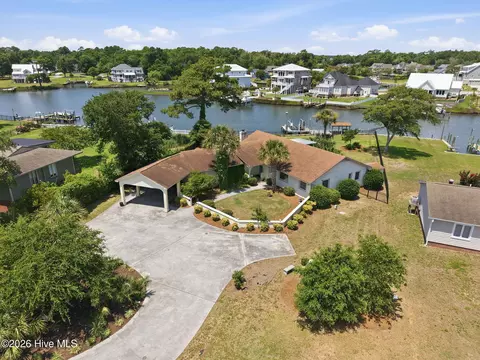 220 Club Point Dr, Cape Carteret, NC 28584