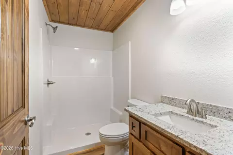 Bath - 80 Oak Knob Dr, Murphy, NC 28906 photo 1 of 1