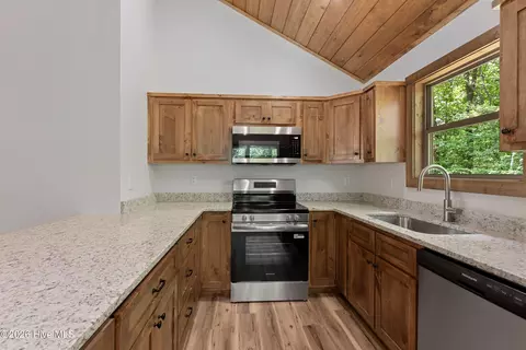 Kitchen - 80 Oak Knob Dr, Murphy, NC 28906 photo 2 of 4