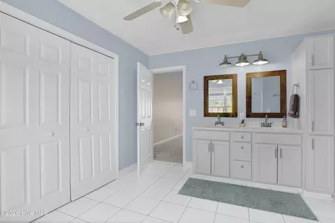 Bath - 126 Leeward Ln, Hampstead, NC 28443 photo 4 of 4