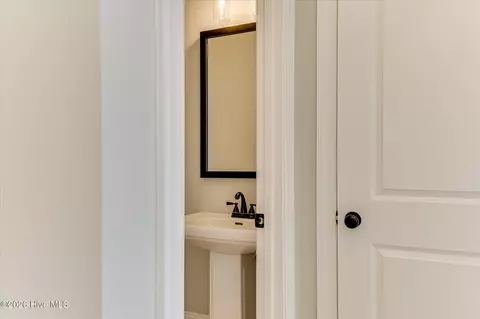 Bath - 610 Darien Dr, Evans, GA 30809 photo 1 of 10