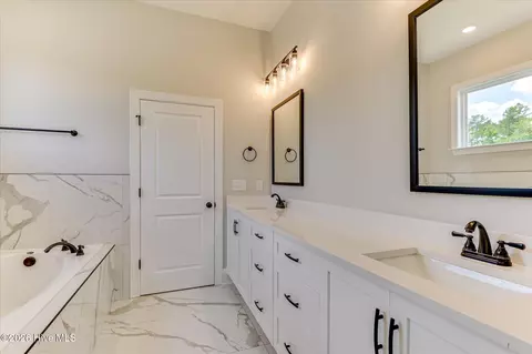 Bath - 610 Darien Dr, Evans, GA 30809 photo 6 of 10