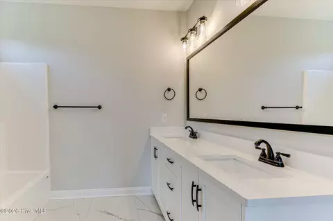 Bath - 610 Darien Dr, Evans, GA 30809 photo 10 of 10