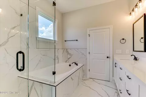Bath - 610 Darien Dr, Evans, GA 30809 photo 7 of 10
