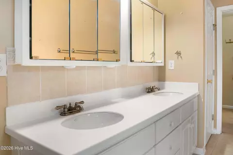Bath - 330 Hogan Way, Evans, GA 30809 photo 3 of 11
