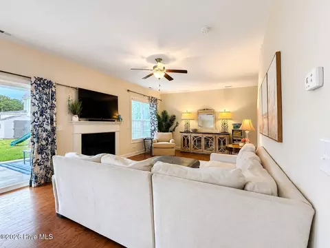 Living - 589 Aurora Pl, Hampstead, NC 28443 photo 4 of 5