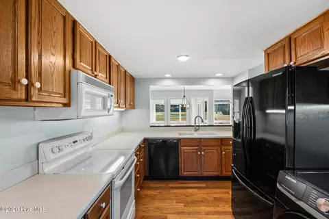 Kitchen - 115 Egret Ct, Hampstead, NC 28443 photo 2 of 2