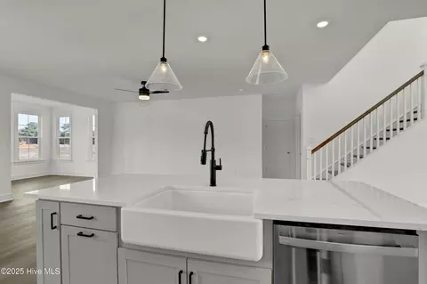 Kitchen - 258 Planters Walk, Hampstead, NC 28443 photo 2 of 2