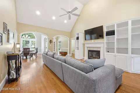 Living - 206 Appomattox Ln, Chocowinity, NC 27817 photo 2 of 3