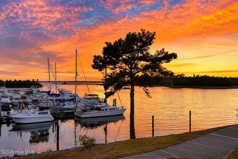2213 Harbourside Dr, New Bern, NC 28560