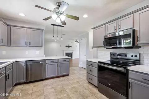 Kitchen - 209 Target Ln, Hubert, NC 28539 photo 2 of 2