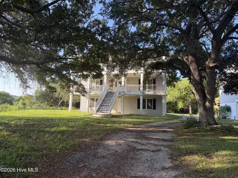 215 Shell Dr, Sneads Ferry, NC 28460