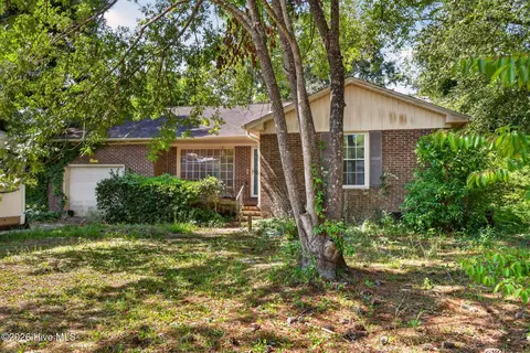 18 Pelican Point Rd, Wilmington, NC 28409