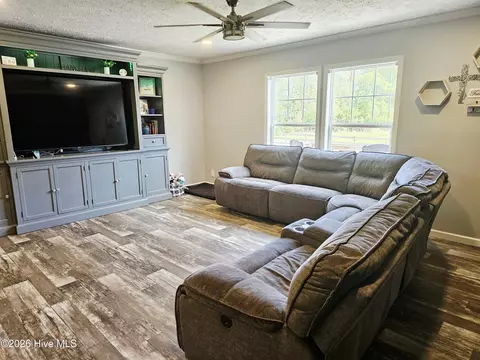 Living - 2094 Traders Neck Rd, Hampstead, NC 28443 photo 3 of 4