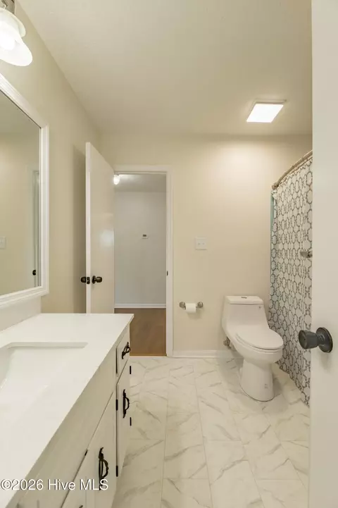 Bath - 3974 Willowood Rd, Martinez, GA 30907 photo 3 of 6