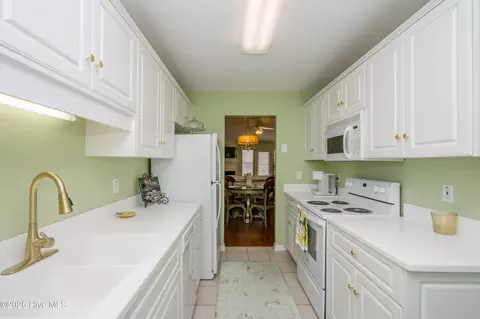 Kitchen - 10 Charlestowne Dr, Augusta, GA 30907 photo 2 of 6