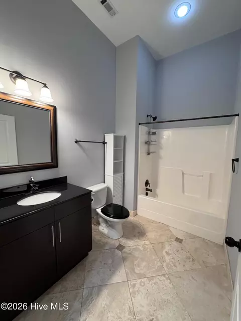 Bath - 936 Broad St #412, Augusta, GA 30901 photo 1 of 2